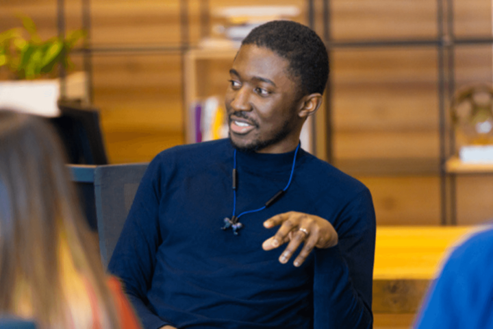 Junger Mann im blauen Pullover.