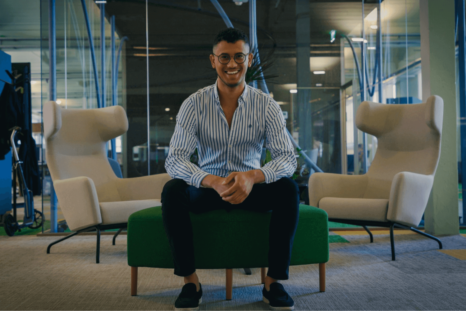 Ein Mann saß auf einer Bank und trug ein blaues Hemd. 