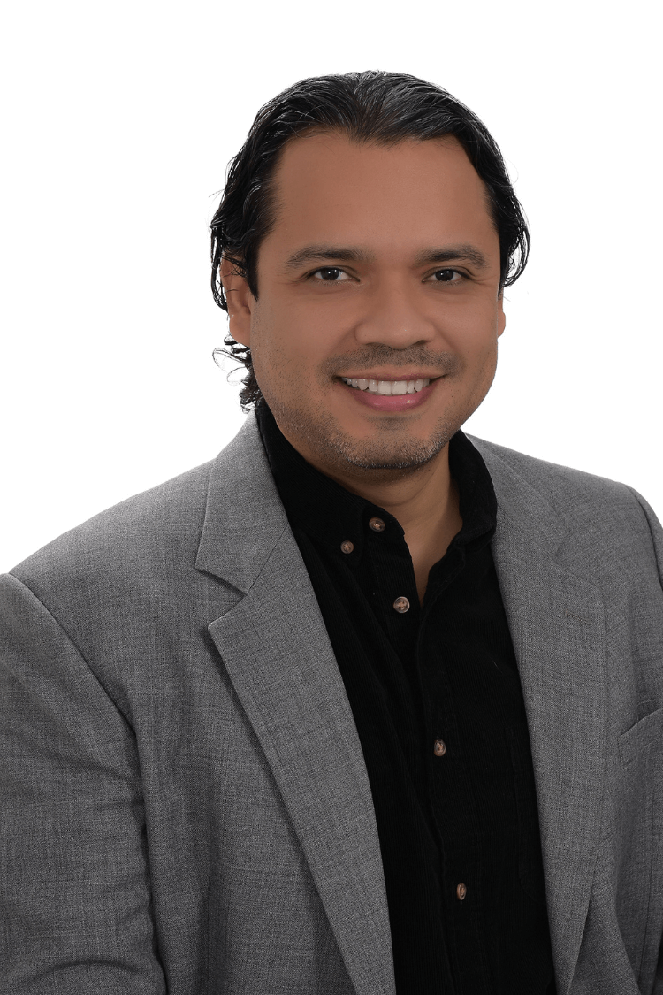 Ein Mann mit einem dunklen Hemd und einer grauen Jacke 