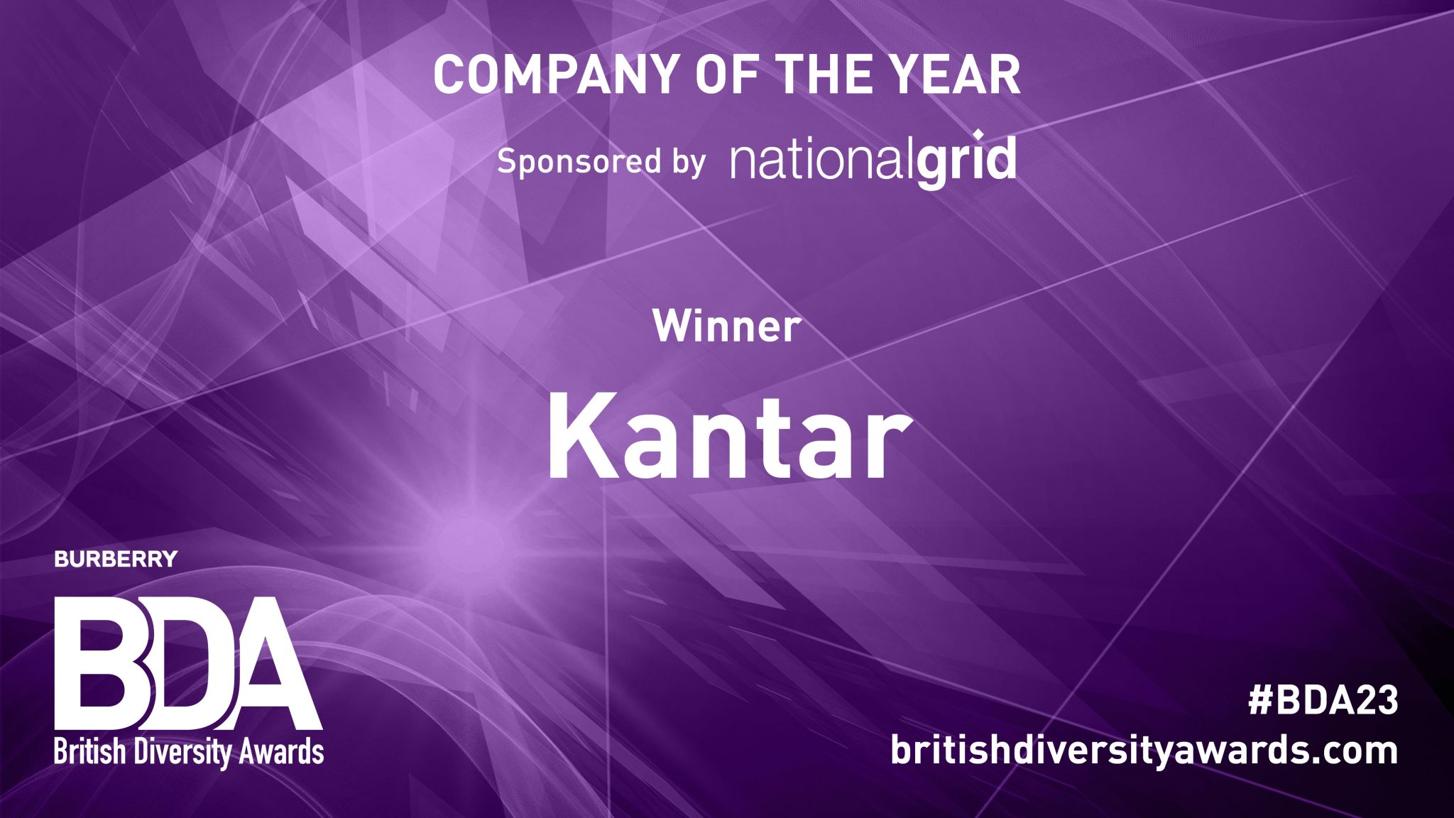Fondo morado, texto blanco, anunciando a Kantar como ganadora del premio Empresa del Año 2023 en los British Diversity Awards, patrocinados por National Grid.