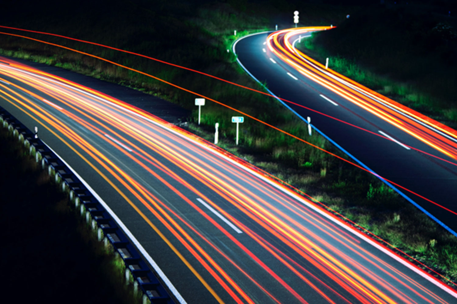 Instantané d'une autoroute, pris de nuit.