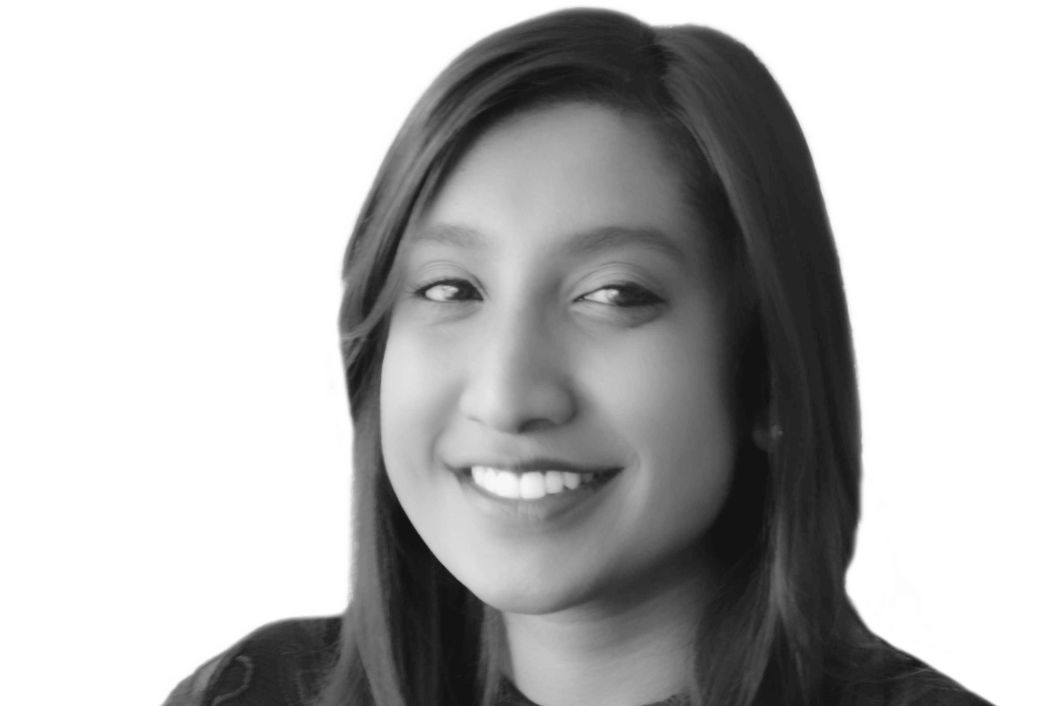 Een zwart-wit afbeelding van een jonge vrouw met lang haar die naar de camera lacht. 